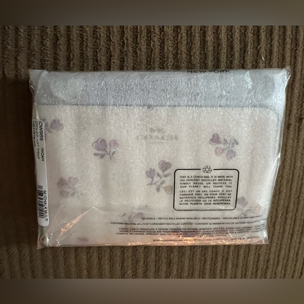 Coach Corner Zip Wristlet With Heart Print nwt in packaging - Picture 4 of 5